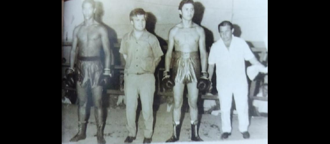  En la vieja Usina Loyola combatió como amateur con José María Flores Burlón En esa oportunidad fue empate y fueron secundados como managers por Alberto Mustaf y Víctor Loycono (ARCHIVO CARLOS DEL VALLE)