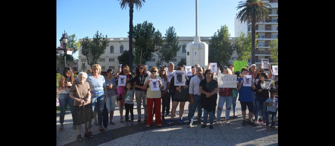  En nuestra ciudad los pergaminenses se manifestaron en la Plaza Merced ayer por la tarde (LA OPINION)