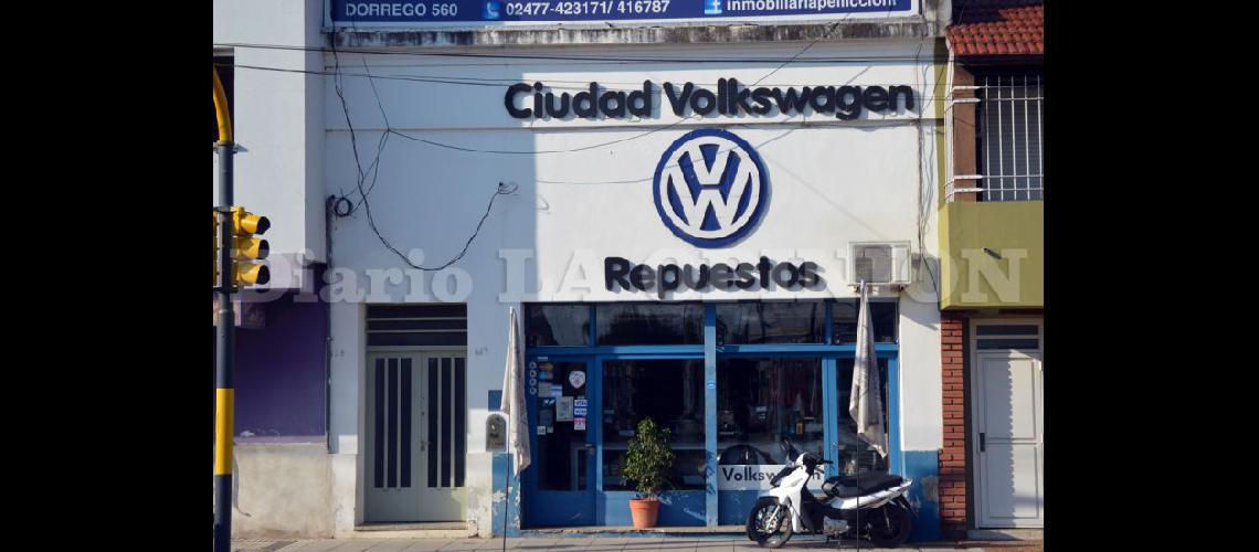  Desde sus comienzos el local comercial de Ciudad Volkswagen se encuentra en Alsina 648 (LA OPINION)