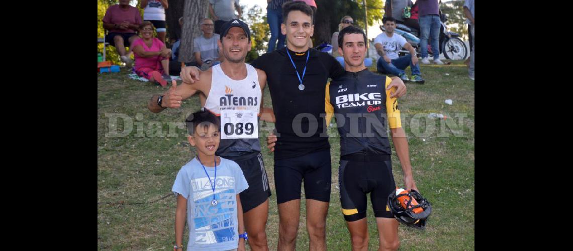  Luciano Dragi Bernardo Ortiz y Julin Franco celebran la victoria en la general por equipos (LA OPINION) 