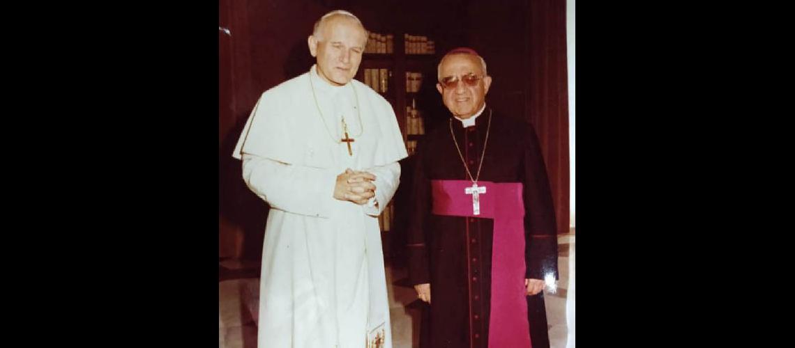  Monseñor Derisi en uno encuentro con Juan Pablo II (ARCHIVO CARLOS DEL VALLE)