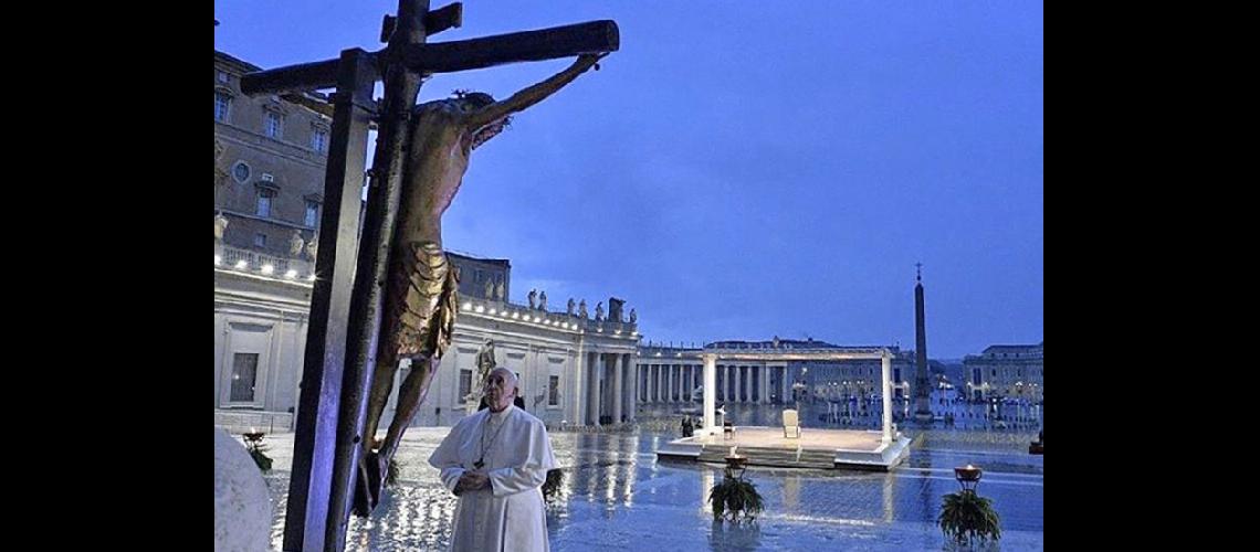  Francisco oró a los pies del Cristo que se dice salvó milagrosamente a Roma de la peste en 1522 (NA)