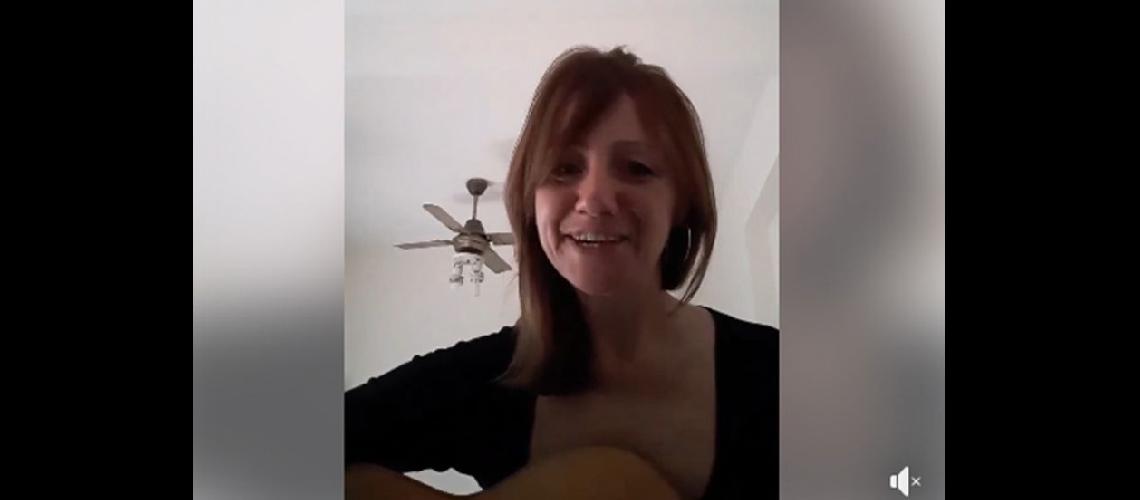  La reconocida cantante Cora Tulliani brindó sus canciones a través de Facebook (LA OPINION) 