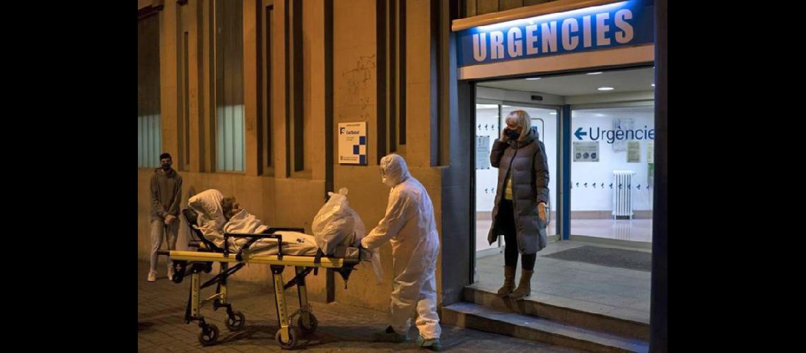  España en plena pandemia Un paciente es trasladado a una ambulancia desde un hospital de Barcelona  (FELIPE DANA  AP)