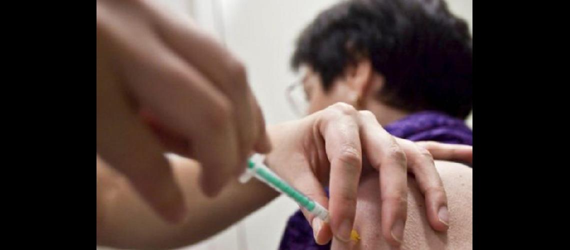  Pami adelantó 15 días la campaña de vacunación contra la gripe para cuidar la salud de los jubilados (NA)