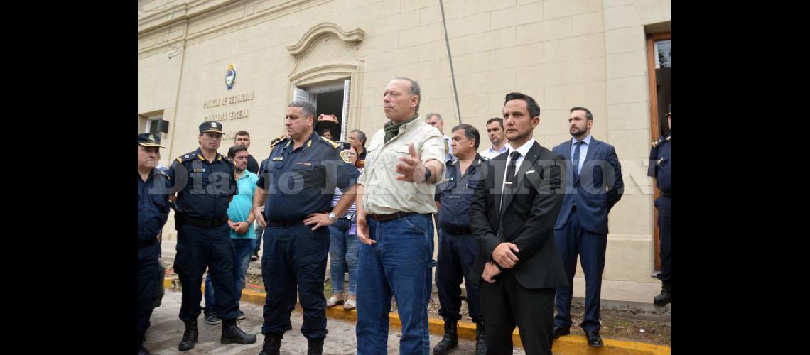  Sergio Berni saludó y alentó a los efectivos policiales presentes en la DDI (LA OPINION)