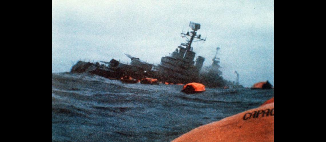  El Crucero Belgrano a punto de hundirse Una foto que aún hoy duele (CLARINCOM) 