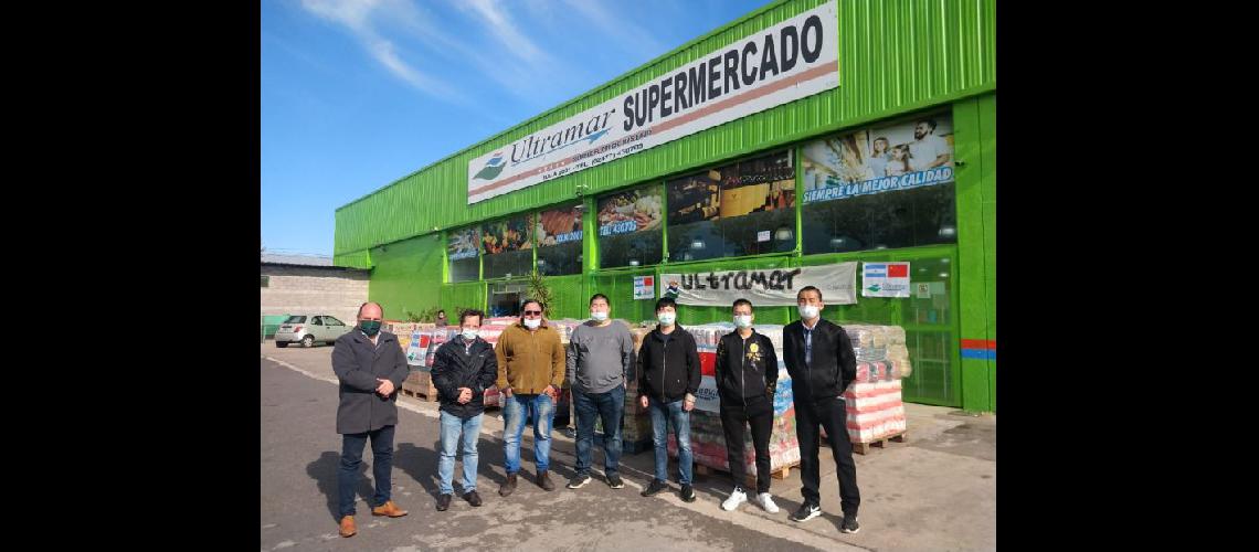  Representantes de Supermercados Ultramar entregaron formalmente la donación a funcionarios municipales (LA OPINION)