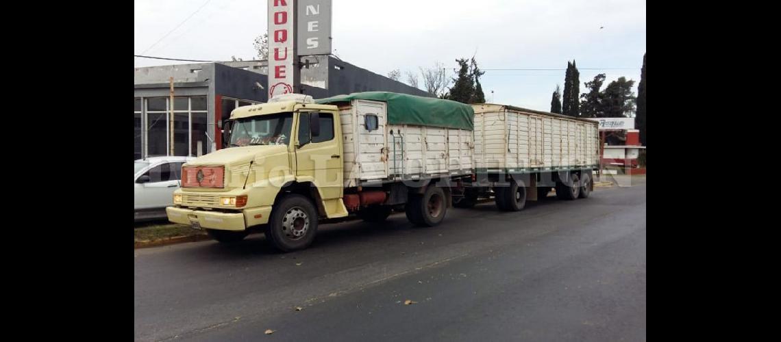  Uno de los tres camiones que fueron secuestrados por el Destacamento Vial Pergamino (LA OPINION)