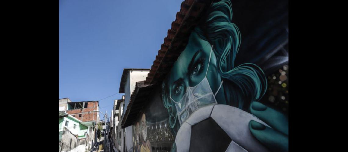  Una mascarilla de plstico colocada sobre un grafiti en San Pablo (Xinhua)