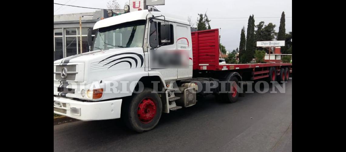 El camión que fue secuestrado por la Policía Vial debido a tener certificado de ruta adulterado (LA OPINION)
