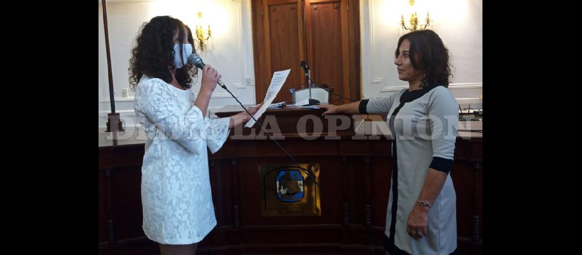 La presidenta Gabriela Taruselli tomó juramento a la nueva concejal Silvia Viera (LA OPINION)