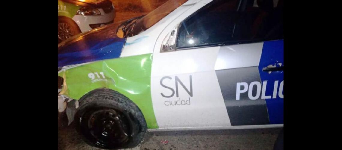  El móvil policial donde impactó la motocicleta en la que se trasladaban los dos jóvenes (EL NORTE DE SAN NICOLAS)