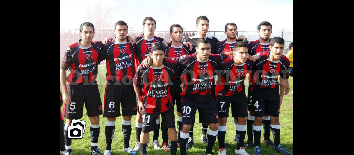  La formación titular que el 2 de junio de 2010 alcanzó el ascenso al Argentino A (ARCHIVO)