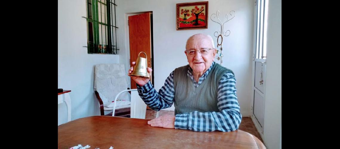  José Toha en la intimidad de su hogar con el cencerro que utilizaba en el campo recorrió su historia de vida (LA OPINION)