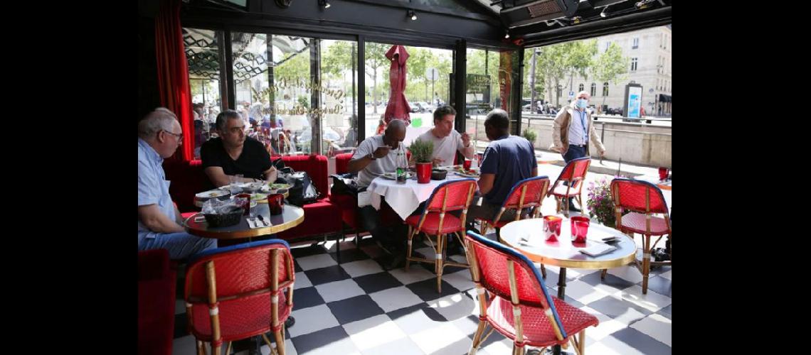  Un restaurante de París a la hora del almuerzo tras tres meses sin poder abrir por la pandemia de coronavirus (AFP)