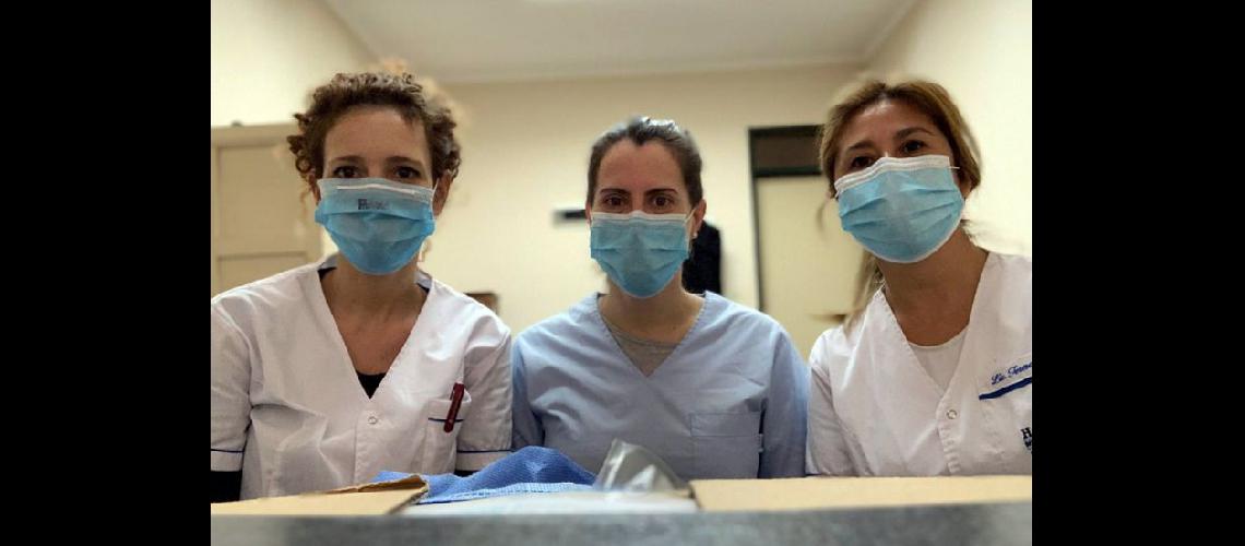  Las licenciadas en Enfermería Macarena Gómez y Teresa Godoy junto a la infectóloga Ana Julia Crivelli del Comité de Control de Infecciones dialogaron con el Diario (LA OPINION)
