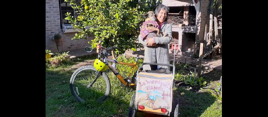  Jéssica López Miño junto a su perrita Lisa y su bicicleta (LA OPINION) 
