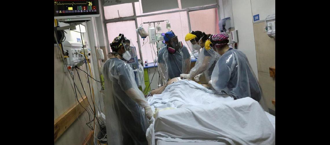  Nuevos récords en Chile Un paciente con coronavirus es atendido en una unidad de cuidados intensivos  (REUTERS)