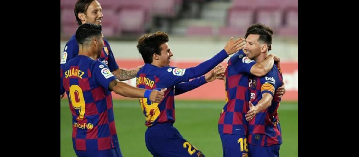  Lionel Messi celebra con sus compañeros su gol número 700 (GETTY IMAGES)
