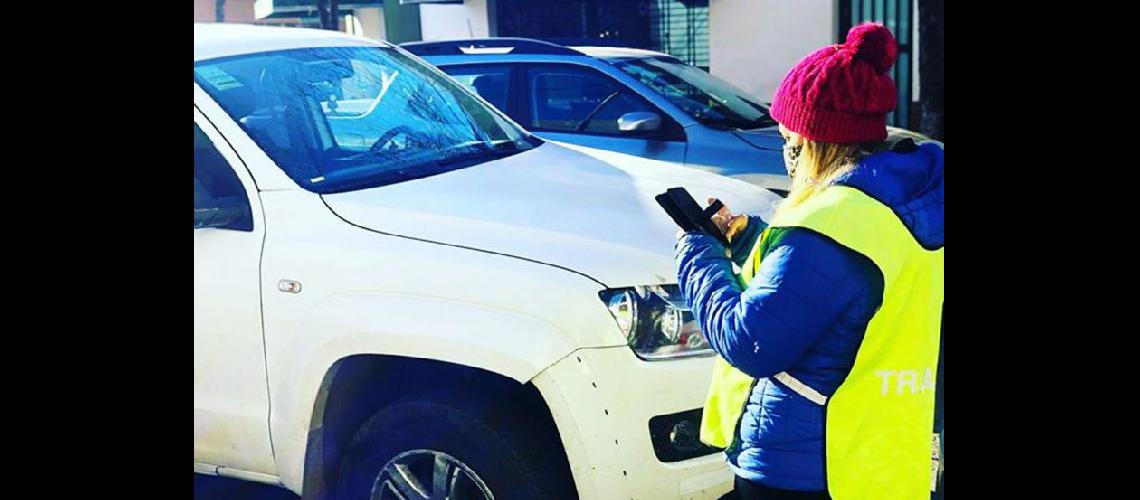 Personal municipal lleva a cabo controles para que se cumpla con el pago del canon de estacionamiento medido (ARCHIVO LA OPINION)