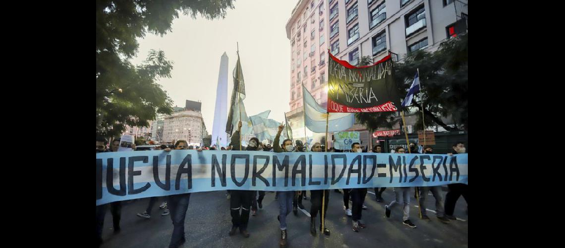  El banderazo fue en defensa de la democracia y en reclamo de una mayor flexibilización de la cuarentena (NOTICIAS ARGENTINAS)