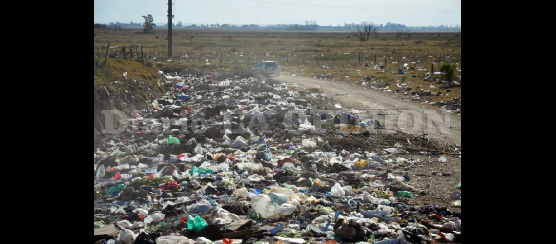  Tanta basura acumulada supone que la conducta de arrojar desperdicios allí viene desde hace mucho tiempo (LA OPINION)