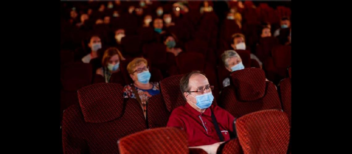  Espectadores protegidos con barbijos en una sala de cine de Barcelona (EFEAlejandro García Archivo)