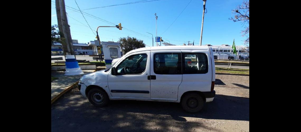  La Citroën Berlingo de color blanca que fue secuestrada ayer por personal Vial (LA OPINION)