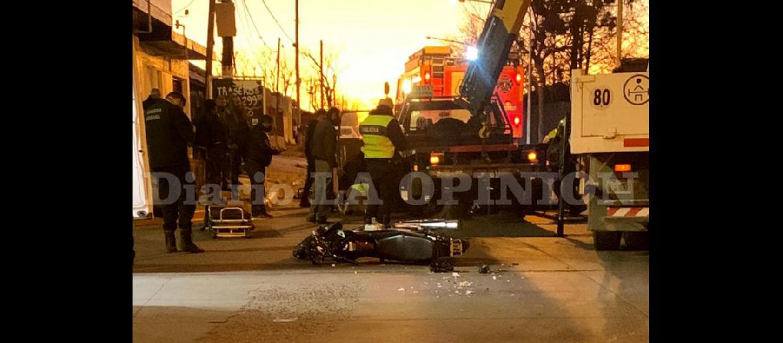  El conductor de la motocicleta quedó debajo de la pick up contra la que impactó en la tarde-noche de este martes (LA OPINION)