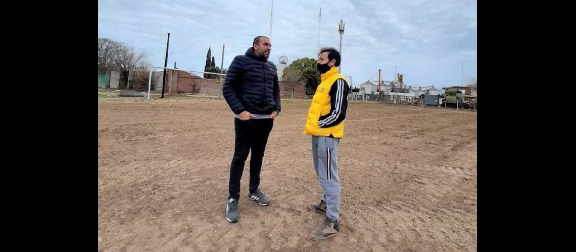  Ezequiel Testardini y Jesús Cualina directivos y entrenadores de Compañía en la futura cancha de fútbol (FACEBOOK- JESUS CUALINA)