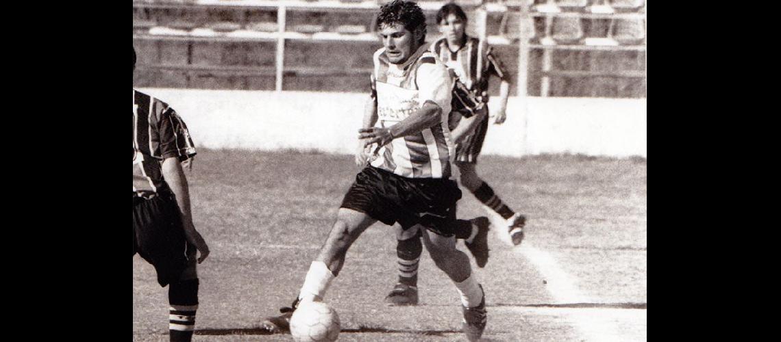  Gómez Rojas en acción con la camiseta de Compañía en el torneo de 2000 (ARCHIVO)