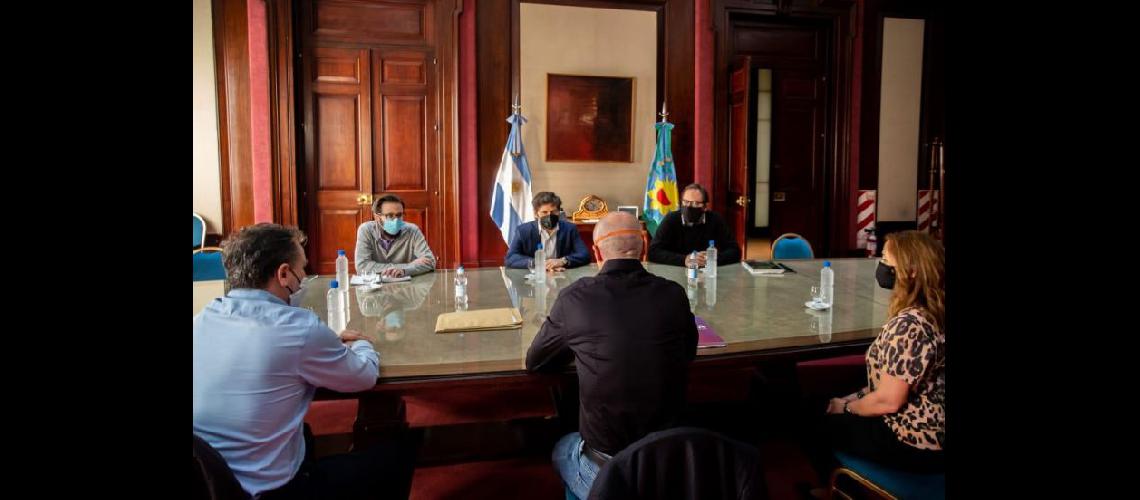  El gobernador Axel Kicillof encabezó la reunión en la que se firmó la extensión del congelamiento de tarifas (PRENSA GOBERNACION)