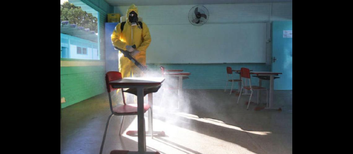   Un trabajador de limpieza desinfecta las instalaciones de una escuela en Brasil  (XINHUA)