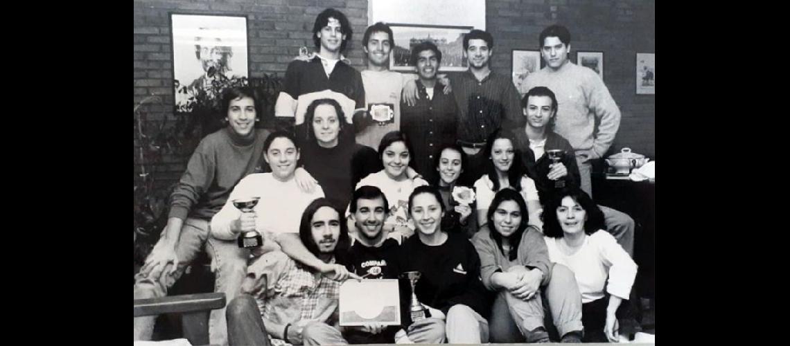 Integrantes del Cuerpo Municipal de Danzas y su directora un tiempo después de la nota en el año 1995 (ARCHIVO LA OPINION)