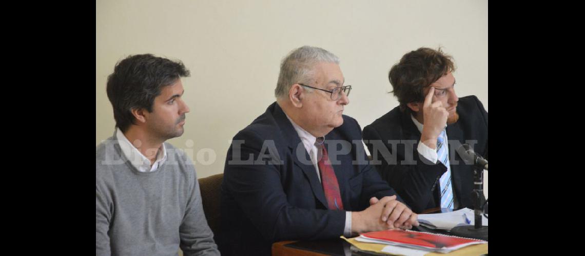  Alejandro Urquiza Rueda y dos de sus abogados- Rodolfo Alberto Migliaro y Lucas Ignacio Walter  (ARCHIVO LA OPINION)