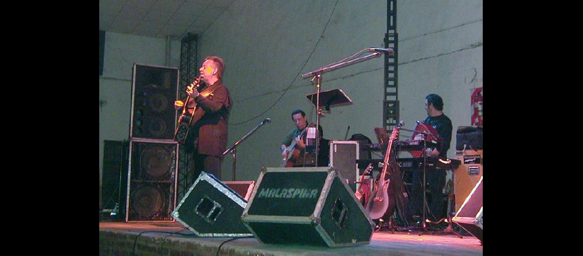  León Gieco arriba del escenario en Fomento Centenario el sbado 19 de agosto de 2000 durante su recital (ARCHIVO LA OPINION)
