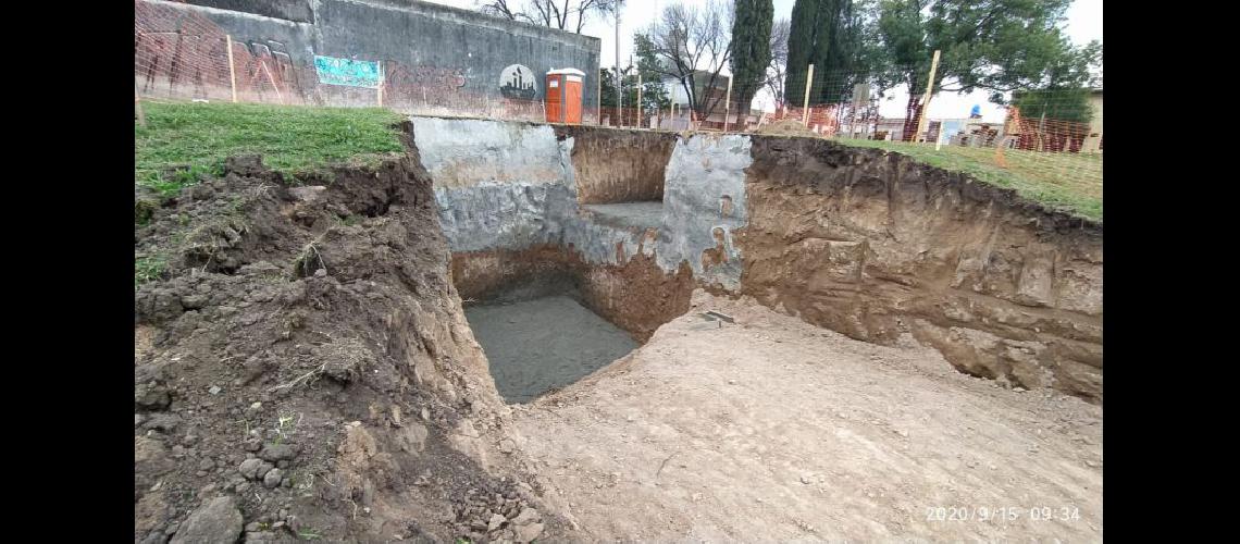  Estn avanzando los trabajos para la colocación de una cisterna en barrio Desiderio de la Fuente (LA OPINION) 