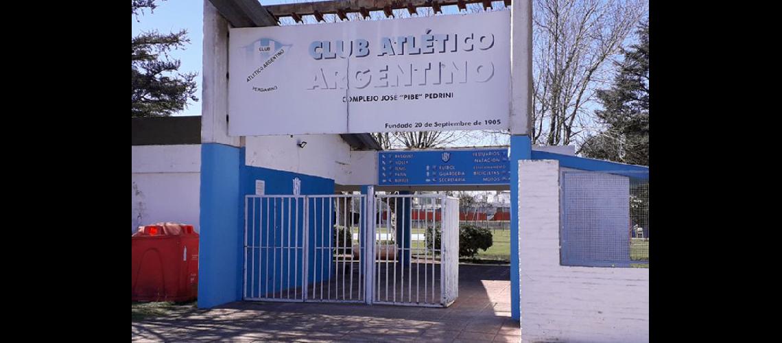  Esta tarde se invita a los argentinistas a pasar por el frente del campo de deportes (LA OPINION)