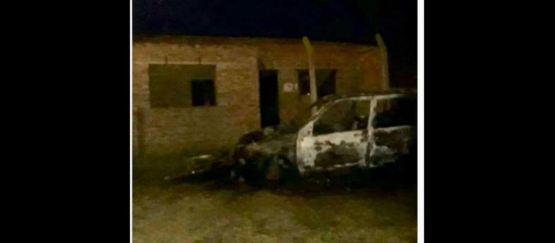  El Renault Clio quedó totalmente quemado luego del robo ocurrido en el barrio Acevedo (LA OPINION)