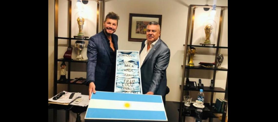  Marcelo Tinelli junto a Claudio Tapia tras la confirmación de la reanudación del fútbol argentino (CLARIN)