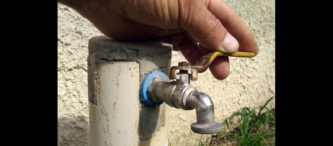  Con el correr del día se recuperar la presión del servicio de agua potable (LA OPINION) 