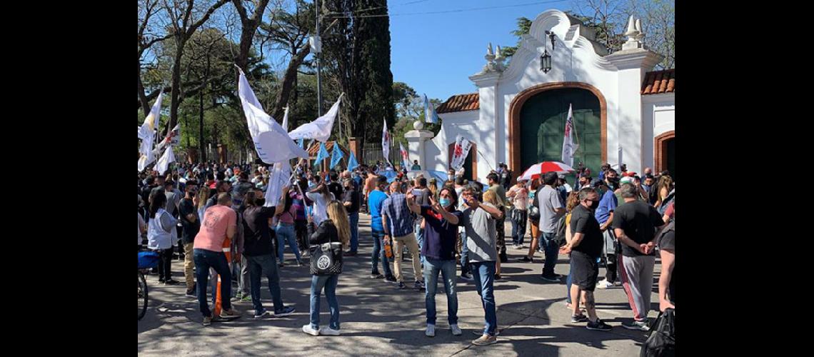  Un grupo de manifestantes en las inmediaciones de la Residencia de Olivos para apoyar al gobierno de Alberto Fernndez horas antes del comienzo del banderazo opositor (NA)