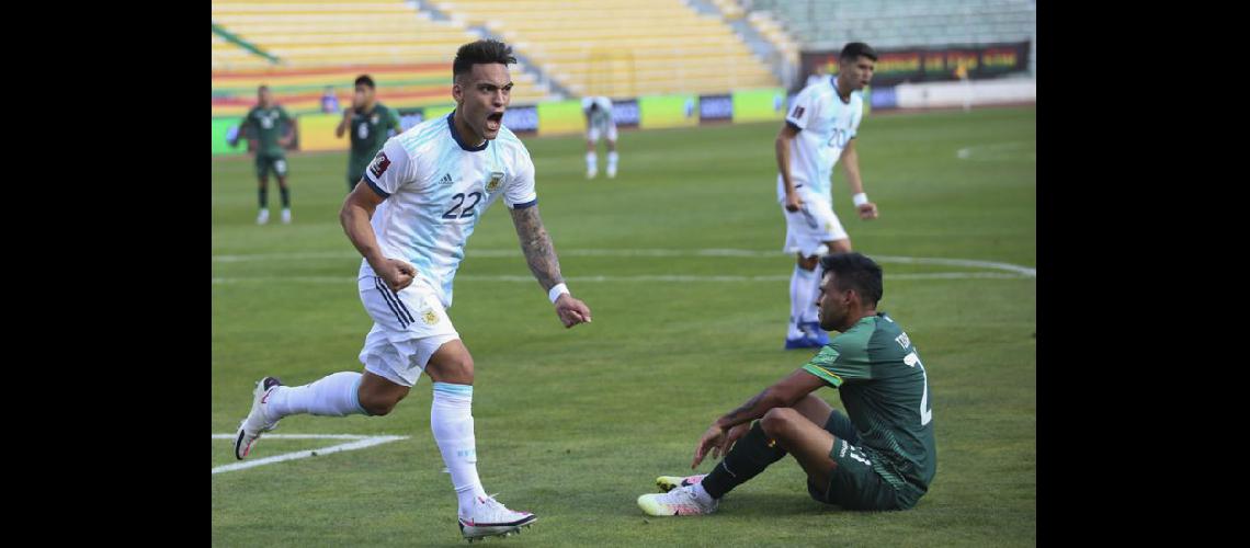  Lautaro Martinez festeja el primer gol para Argentina frente a Bolivia (NA)