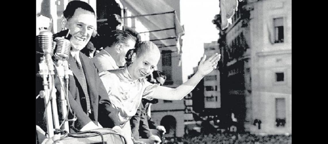  Perón y Evita en el balcón aquel 17 de octubre de 1945 (ARCHIVO LA OPINION)