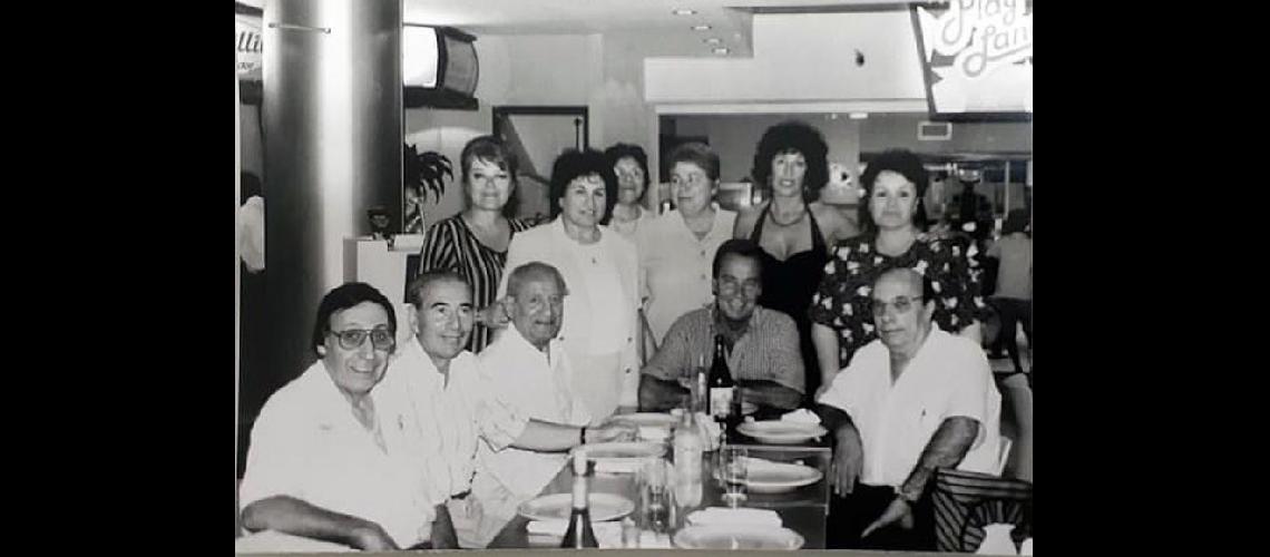 En el año 2001 el grupo festejó su aniversario junto al director del Diario Hugo Apesteguía (ARCHIVO LA OPINION)