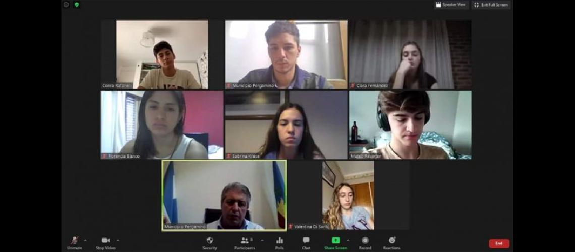   Un grupo de estudiantes mantuvieron una reunión virtual con el jefe comunal y el director de Juventud  (INSTAGRAM JOVENES PERGA)