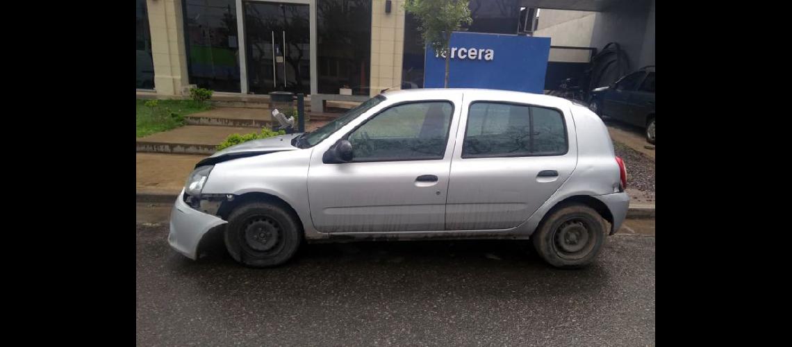  El Renault Clio del remisero que logró defenderse ante el ataque de un ladrón (LA OPINION)