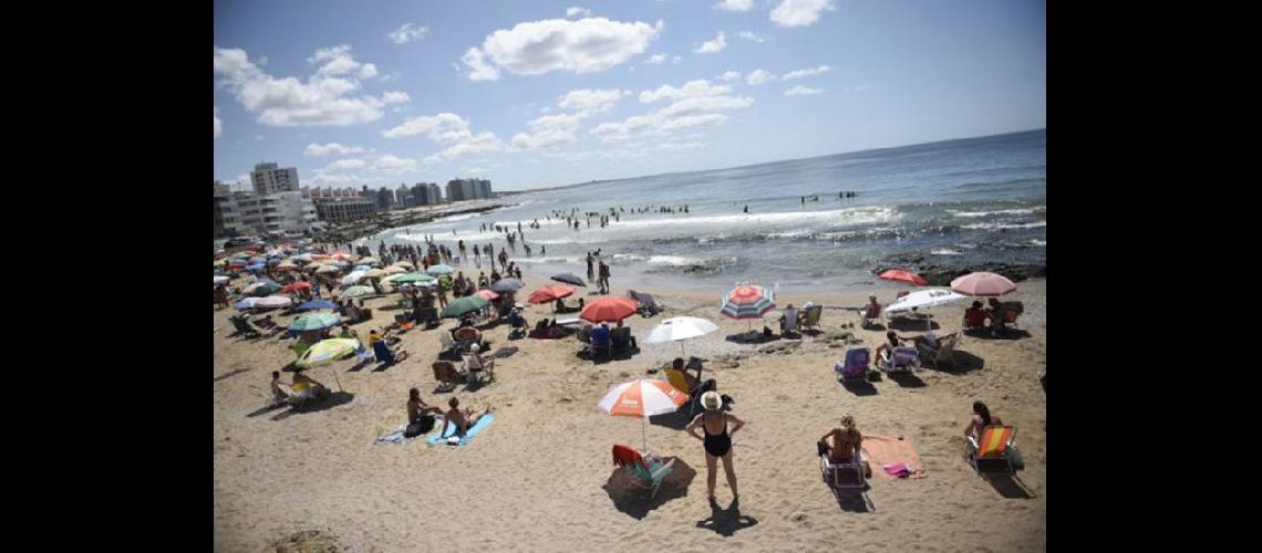  Punta del Este y sus playas repletas de veraneantes argentinos Se repetir el próximo verano  (Agencia Xinhua)
