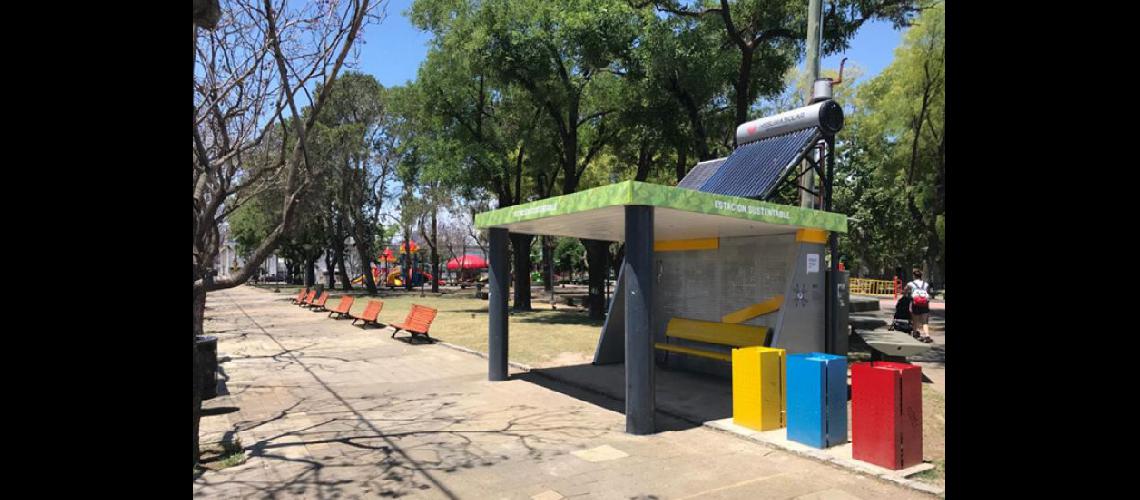  En un sector de la Plaza de Ejercicios se instaló esta nueva estación sustentable con varios servicios para la gente (LA OPINION)  
